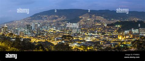 Vista Panorámica De Medellín En La Noche Fotografía De Stock Alamy