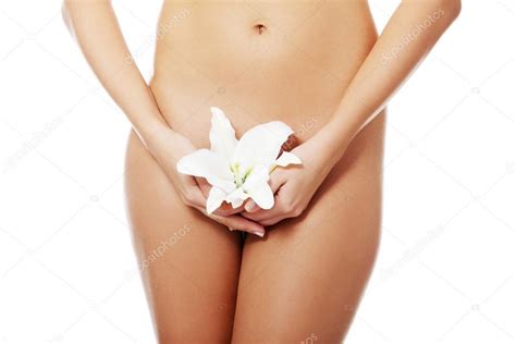 Hermoso cuerpo de mujer en forma desnuda con flor de lirio fotografía