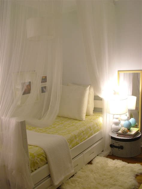 Ideas & inspiration » home decor » bedroom » 20 ways to decorate a small bedroom. DECORATING A SMALL BEDROOM - HOW TO DECORATE A REALLY ...