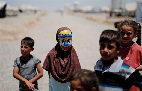 Una Niña Iraquí Desplazada Porta Una Máscara De Payaso En El Campamento De Hasansham En Al