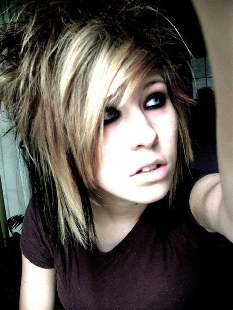 This is a great medium emo haircut with great colour, the small pieces of black just cuts the light colours and. Emo Hairstyles For Short Hair