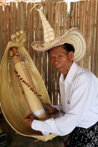 Alat musik sasando berasal dari kebudayaan rote, nusa tenggara timur. LESTARI SENI: Melirik Keunikan SASANDO