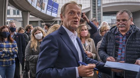Nie oszczędza też jej wodza. Wybory 2020. Tusk w Brukseli zbierał podpisy dla ...