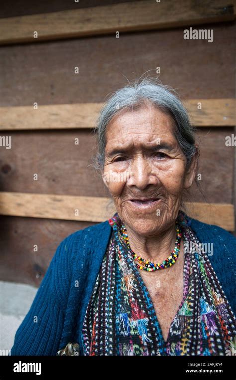 Una Mujer Ind Gena Maya En San Jorge La Laguna Solol Guatemala Fotograf A De Stock Alamy