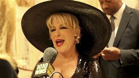 Bette Midler Shows Cleavage In Witchs Gown For Her Fellini Haluweeni