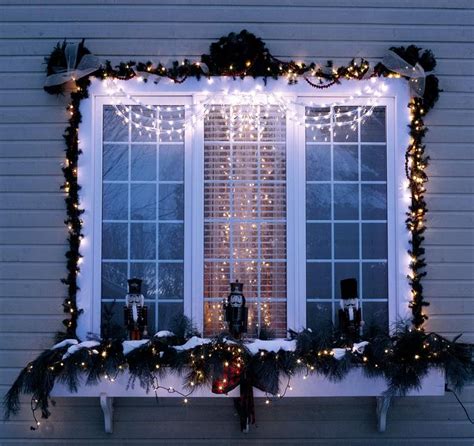 20 Inspired Christmas Window Decoration Ideas Lovetoknow Outdoor