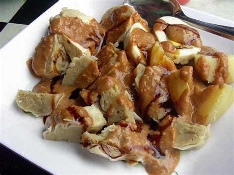 Dilengkapi oleh siomay kering, kerupuk mentah, bakso, ceker, telur, batagor kering, dan sayuran, tentu membuat hidangan ini makin komplit dan mengenyangkan. 7 Siomay Yang MANTAP Di Jakarta!