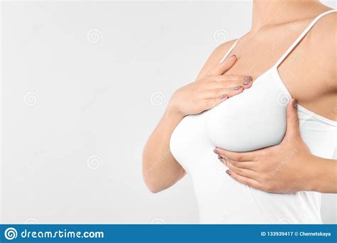 Mulher Que Verifica Seu Peito No Fundo Branco Imagem De Stock Imagem De Sintomas Paciente