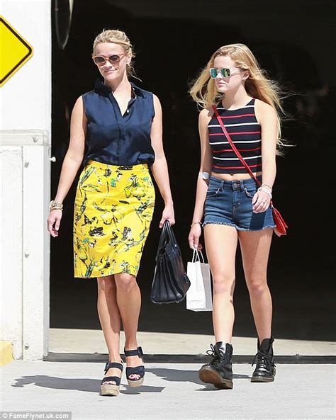 Reese Witherspoon Enjoys A Girls Day Out With Daughter Ava Daily Mail Online