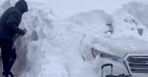 Buffalo Bills Players Dig Out Cars Buried In Snow Cbs News News