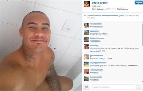 Goleiro Douglas Pires Publica Foto Ntima Em Rede Social