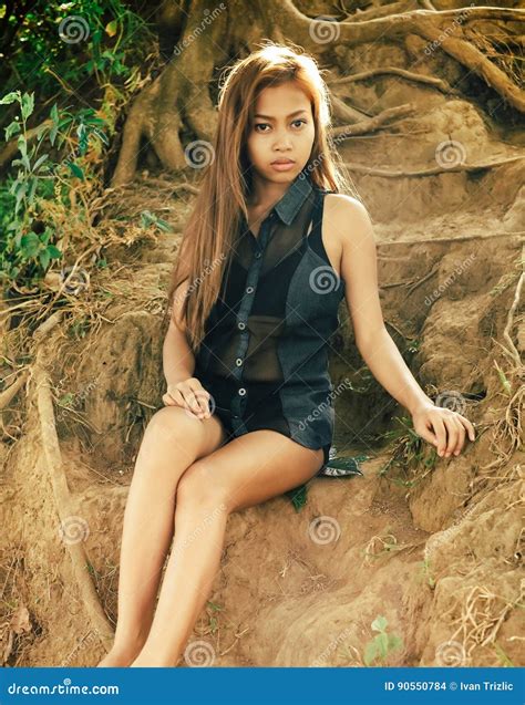 jeune fille asiatique sexy et belle s asseyant sur l au sol de colline photo stock image du