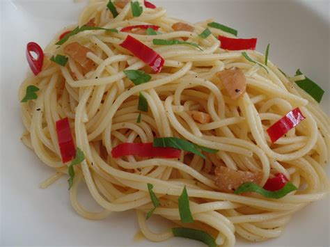 These recipes provide the perfect toppings and complements for classic spaghetti noodles. Spaghetti Aglio Olio - Rezept mit Bild - kochbar.de