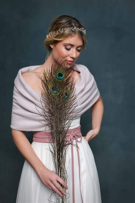 Schnitt & design im überblick. Braut Schal, Loop in Pastellviolett zum Brautkleid in 2020 ...