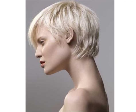 Toasted coconut blonde modny kolor włosów trendy. Krótkie fryzury blond. Te cięcia idealnie podkreślą jasny ...