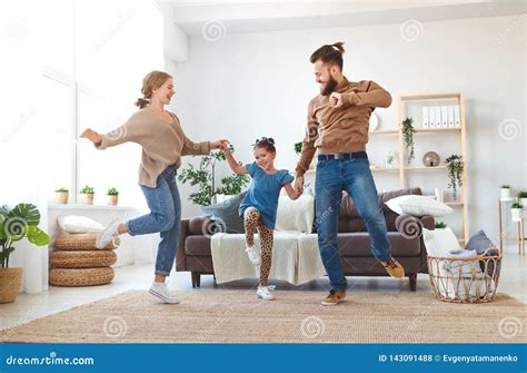 Padre Feliz De La Madre De La Familia E Hija Del Niño Que Baila En Casa