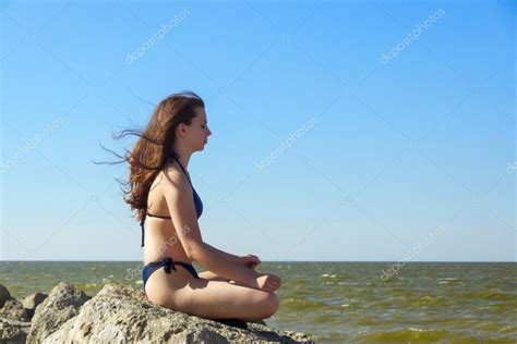Chica En Bikini Relajante En La Playa De Mar Fotograf A De Stock Sgorin