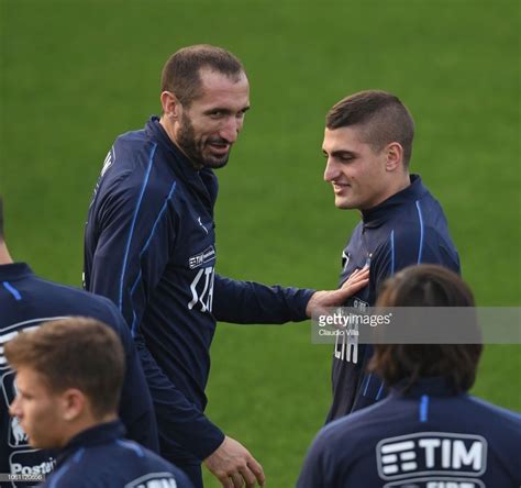Verratti está situada circa de cillitti. Giorgio Chiellini and Marco Verratti of Italy chat during ...