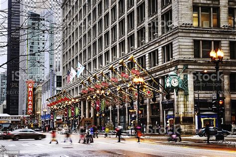 State Street At Christmas Time Downtown Chicago Stock Photo - Download ...