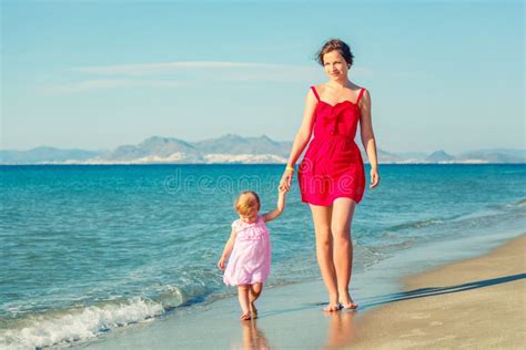 Madre E Hija Que Caminan En La Playa Fotos De Stock Descarga 826