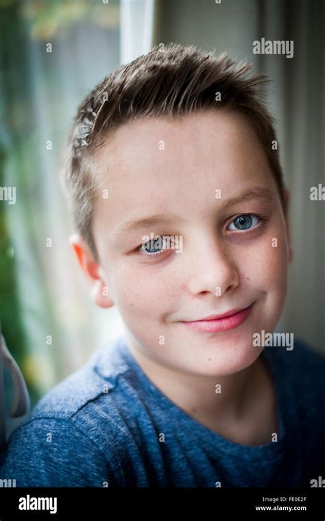 Retrato Del Niño De 12 Años Sonriendo Fotografía De Stock Alamy