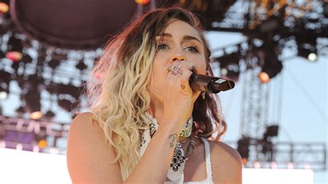 Miley Cyrus Performs Her Beachy Single ‘malibu Live For First Time