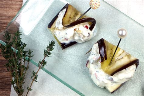 Gegrillte auberginenröllchen mit frischkäse, ruccola und getrockneter tomate. Mediterrane Auberginenröllchen mit Feta-Frischkäse ...