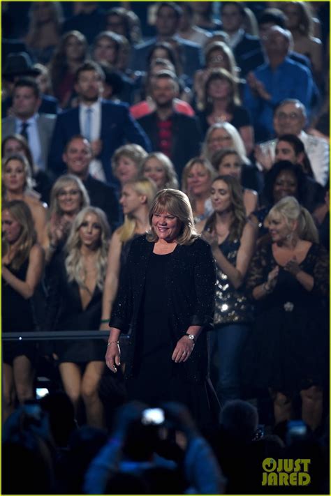 Taylor Swifts Mother Andrea Gives Very Emotional Speech At Acm Awards 2015 Watch Now Photo