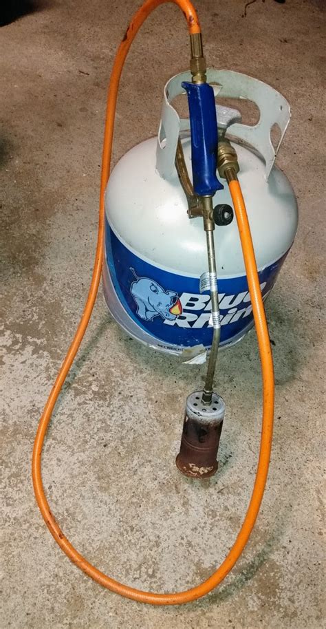 The manufacturers claim that the product will keep on doing so in adverse weather conditions for up to 3 years! Sealing a worn asphalt driveway - Part 2 - Materials and Tools