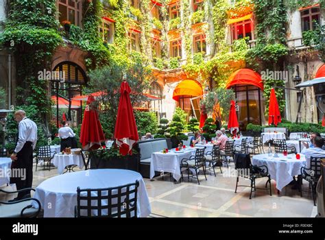 Paris Frankreich Luxus Garten Terrasse Französisches Bistro Restaurant Café Hôtel Plaza