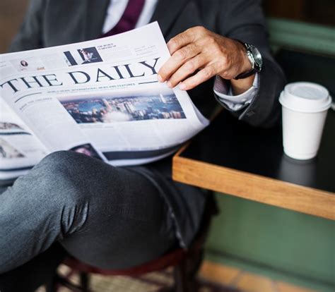 Empresario Leyendo Las Noticias Diarias Foto Gratis