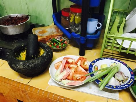 Panaskan minyak di wajan, masukkan bumbu halus, tumis hingga asam pedas ikan kuwe ini lezat disantap dengan nasi putih. Cara Masak Asam Pedas Ikan Mayong Style Johor - Blog Cik ...