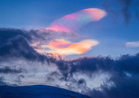 Cloud iridescence - what is this beautiful illusion?