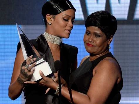 Rihannas Mum Presented Her With The Icon Award At The Amas Business