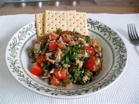 Videos, trucos, técnicas básicas y todo lo relacionado tomates al horno con atún y queso. Los Antojos de Clara: Ensalada de cilantro con tomate y atún