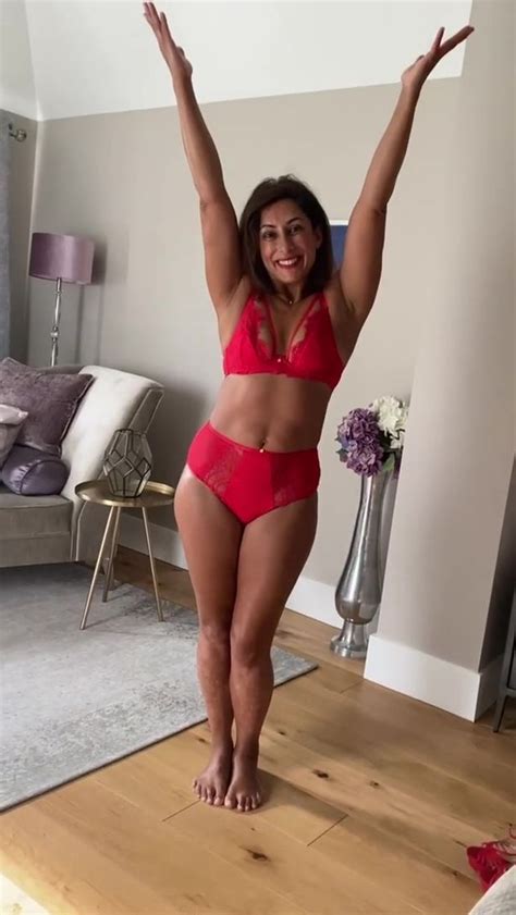 Loose Womens Saira Khan Strips To Sexy Red Lace Lingerie And Flaunts Washboard Abs Daily Star