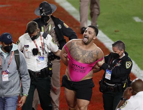 Super Bowl Lv Who Was The Super Bowl Streaker And Why Did He Run Onto