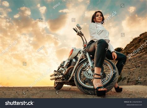 Afbeeldingen Voor Motorcycle Pose Afbeeldingen Stockfotos En