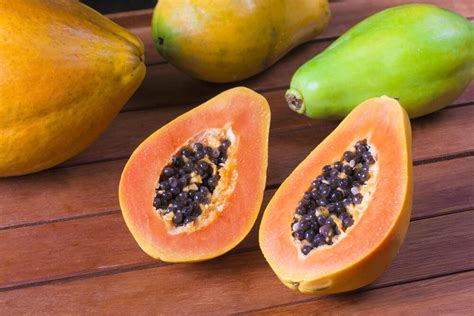 La polpa della papaya può essere mangiata cruda o cotta. Come si mangia la Papaya | Blog di FruttaWeb