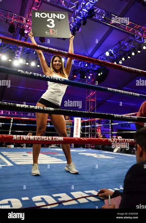 Boxing Ring Girl Round Hi Res Stock Photography And Images Alamy
