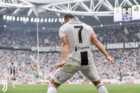 Ronaldo Svela Lorigine Della Sua Esultanza Più Famosa Larena Del Calcio