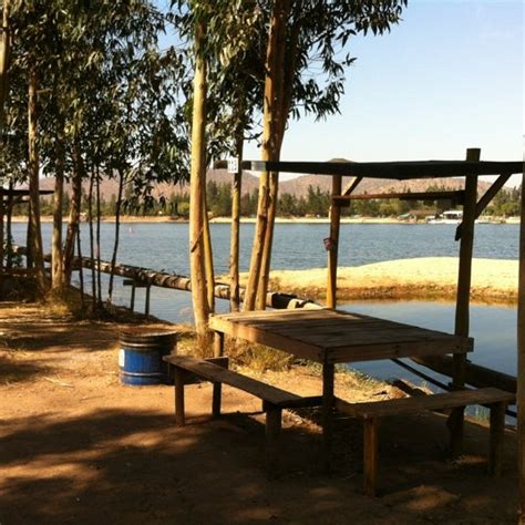 La laguna es muy limpia y el agua tiene una temperatura exquisita. Laguna Esmeralda - Lago en Melipilla