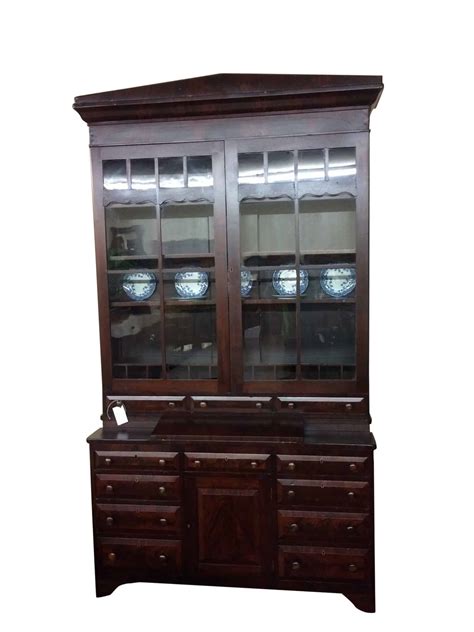The vintage secretary's thin profile, which has more in common with a bookshelf or etagere than an executive desk, means that one can be. Antique Secretary Desk With Hutch ⋆ Bohemian's