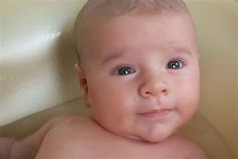 Cuida La Piel De Tu Bebé En El Baño Embarazo Bebés Y Ser Padres