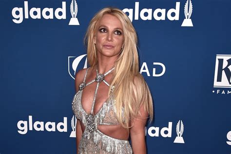 britney spears enters mental health facility report