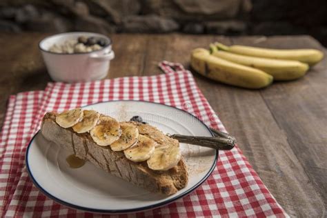 O falcão manteiga de amendoim é uma comédia dramática onde a resiliência, parceria e empatia são chaves. Manteiga De Amendoim E Brinde Da Banana Imagem de Stock ...