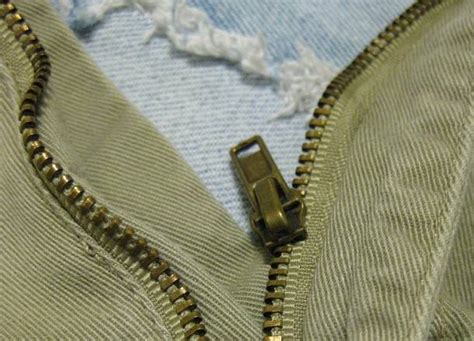 Sometimes to repair a zipper you can using the pliers only. Remettre le curseur d'une fermeture éclair