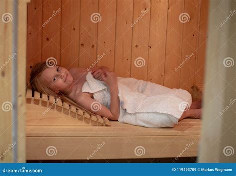 女孩在蒸汽浴在 库存图片 图片 包括有 汗水 白种人 关心 毛巾 芬兰语 温暖 特征 放松