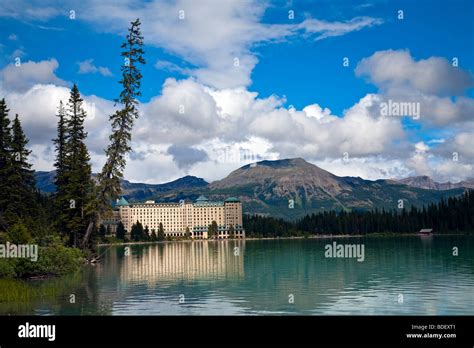 Fairmont Château Lake Louise Hotel In Banff National Park Stock Photo