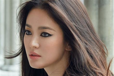 Saya ikut soonpoong clinic selama. Song Hye Kyo Looks Stunning In New Shoe Campaign | Soompi